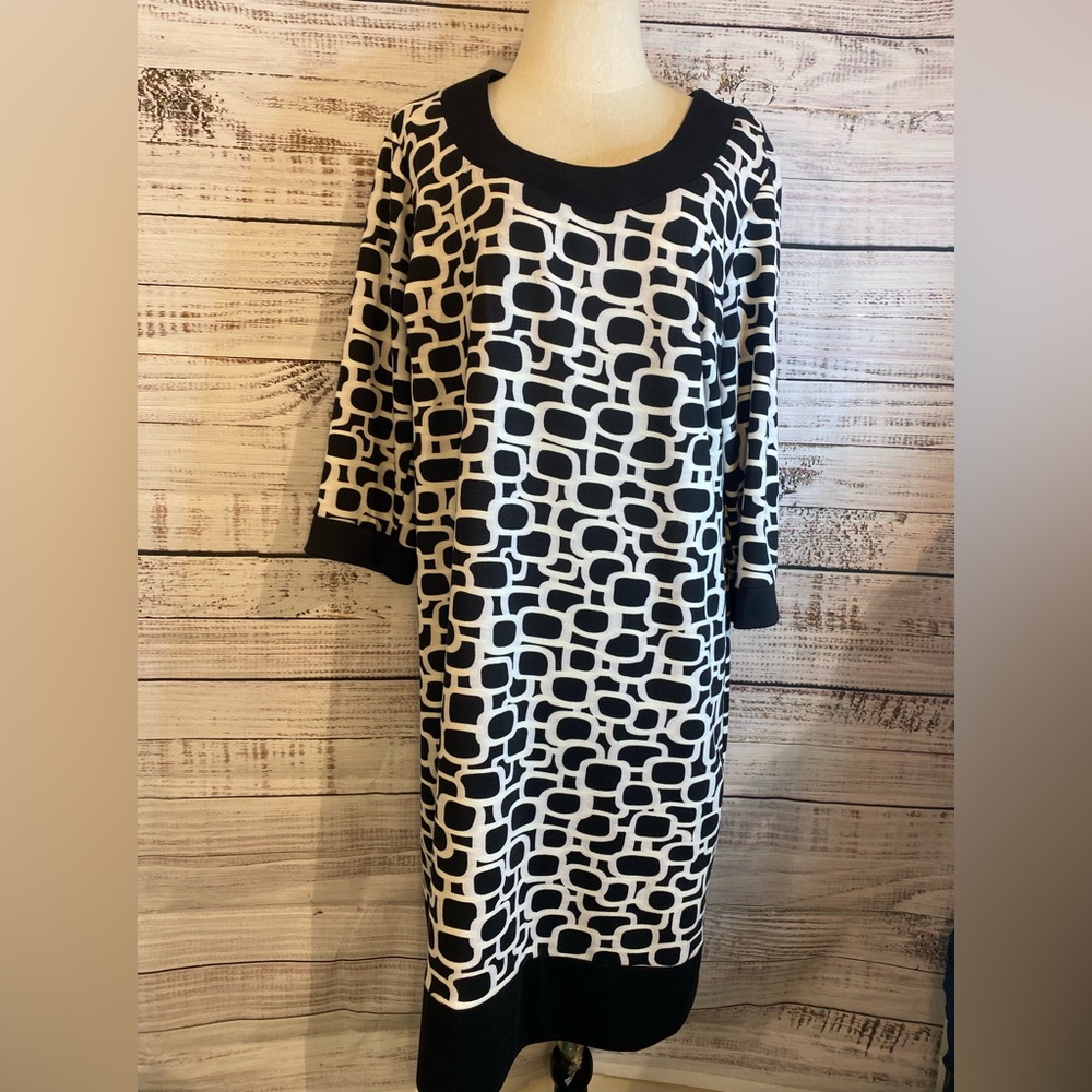 Woman’s black and white dress classic print